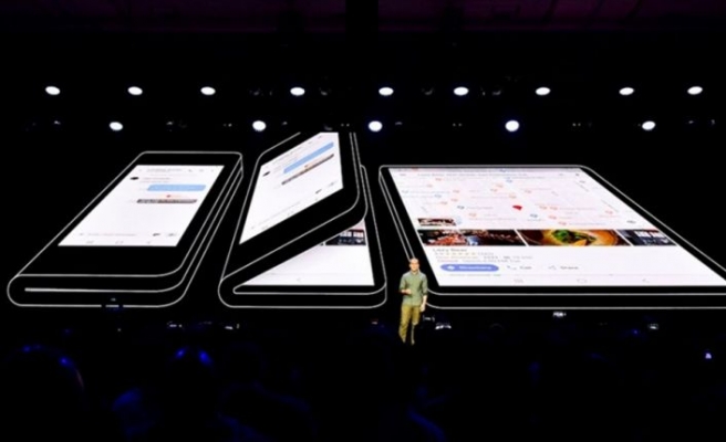 Samsung katlanabilen yeni telefonunu tanıttı