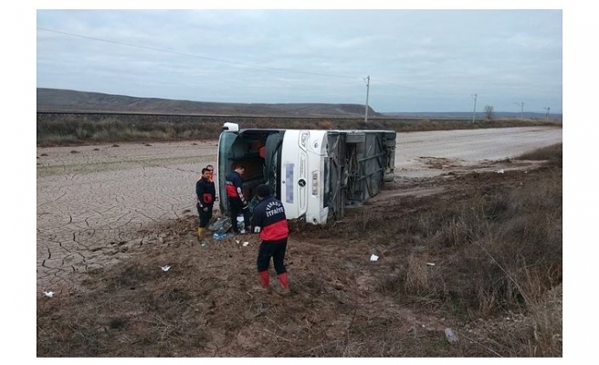 Yozgat'ta yolcu otobüsü devrildi