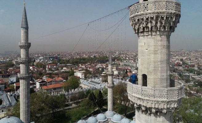 İstanbul camilerinin gerdanlıkları asılıyor