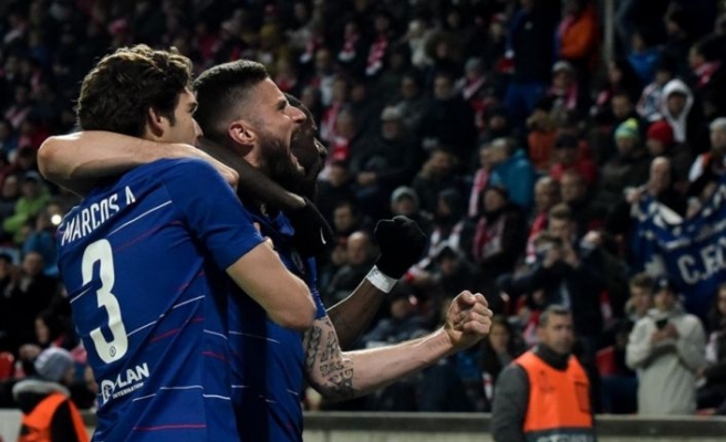 Giroud bir yıl daha Chelsea'de