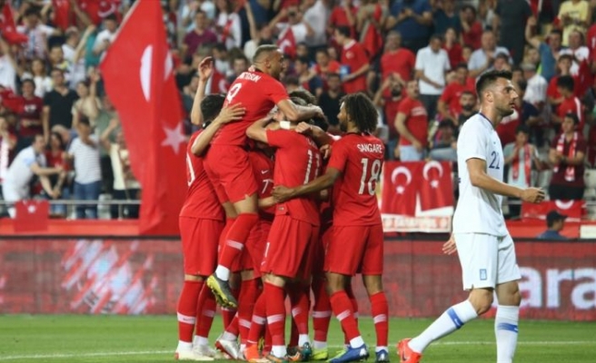 Türkiye Yunanistan'ı 2 golle geçti