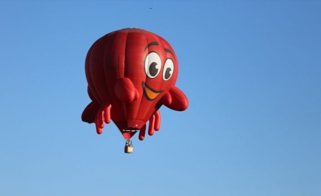 Kapadokya'da balonlar festival için havalandı