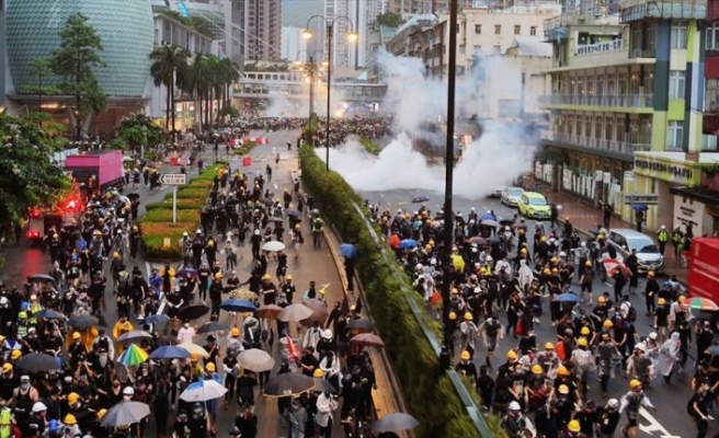 Hong Kong'da protestocuların liderlerine gözaltı