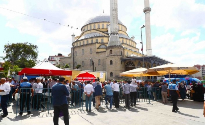 Bağcılar Belediyesinden vatandaşlara aşure ikramı