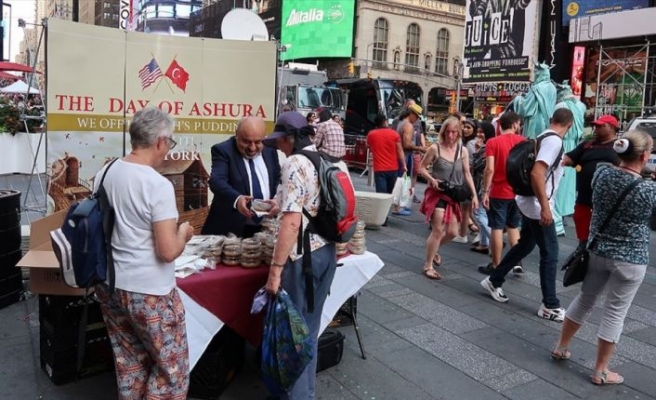 Times Meydanı'nda aşure ikramı