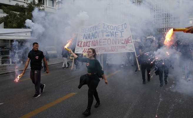 Yunanistan'da lise öğrencileri polisle çatıştı