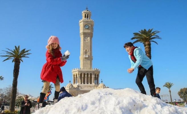 İzmir'e kar 'kamyonlarla' geldi