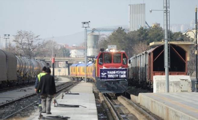 TCDD'nin yardım treni Elazığ'da