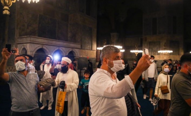 Ayasofya-i Kebir Cami-i Şerifi'nde yoğunluk gece yarısı da devam ediyor