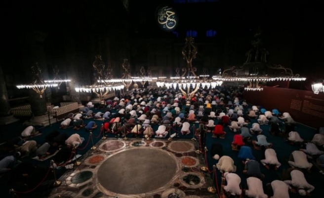 Ayasofya-i Kebir Cami-i Şerifi'ndeki sabah namazına yoğun ilgi