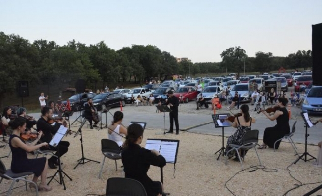 Bursa'da arabada konser etkinliği