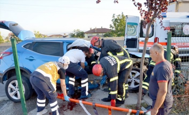 Kocaeli'de bariyerlere çarpan cipteki 4 kişi yaralandı