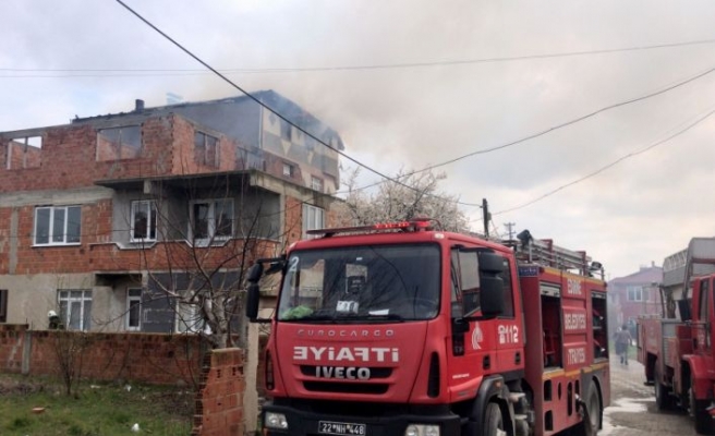 Edirne'de bacadan sıçrayan alevler çatı katındaki dairede yangına neden oldu