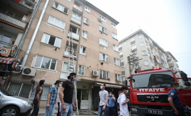 Bursa'da bir apartmanda çıkan yangında 4 kişi dumandan etkilendi