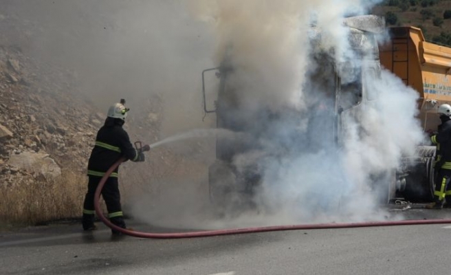 Kırklareli'nde seyir halindeki tır yandı