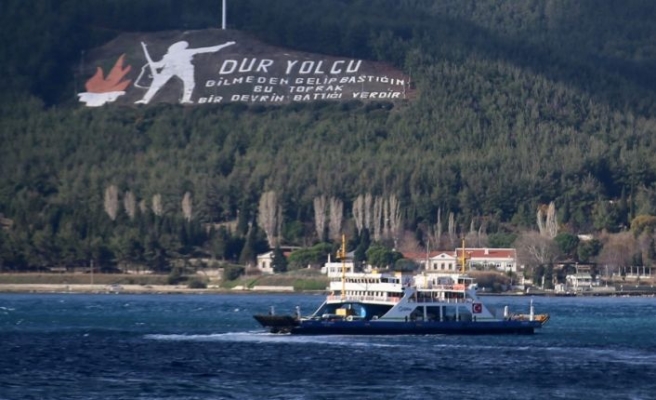 Çanakkale Boğazı'nda fırtına nedeniyle durdurulan bazı seferlere yeniden başlandı