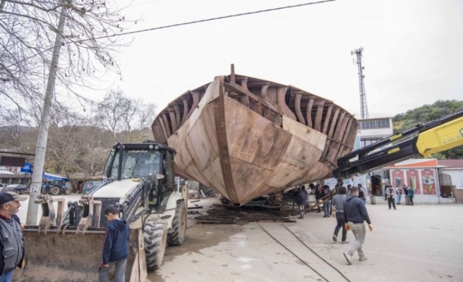 Bursa'da atölyede inşa edilen balıkçı teknesi 10 saatte limana yürütüldü