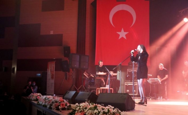 Uluslararası 3. Balkan Müzik Festivali'nde sanatçı Öykü Gürman konser verdi