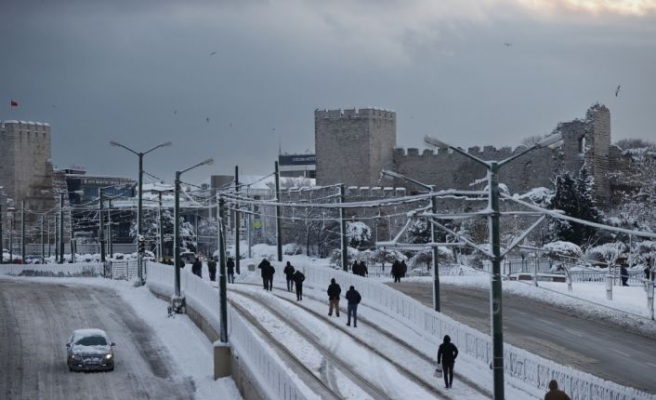 Beklenen kar İstanbul'u esir aldı