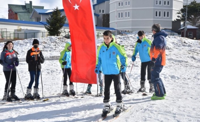 Bursa'da ilk defa Uludağ'a çıkan öğrenciler kayak yaparak anın tadını yaşadı