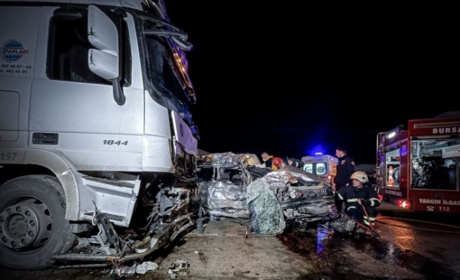 Tırla çarpışan otomobilin sürücüsü öldü