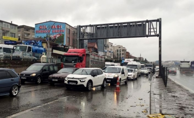 Kocaeli'de devrilen tır ulaşımı aksattı