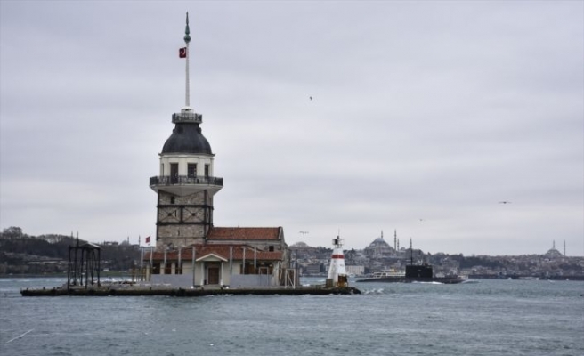 Rus denizaltısı İstanbul Boğazı'ndan geçti