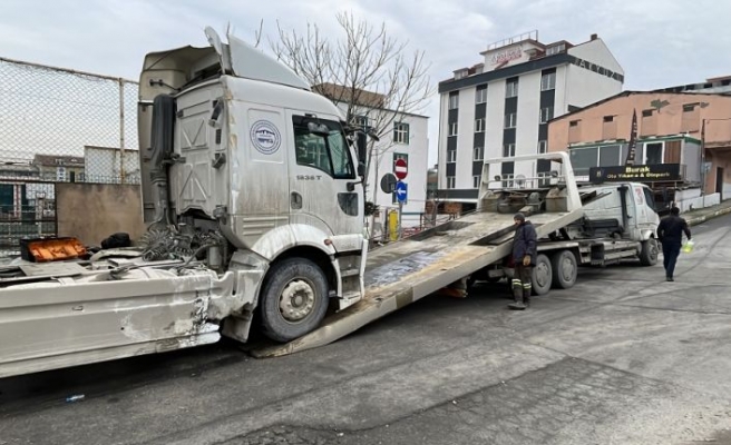 İstanbul'da kontrolden çıkan tır yan yola geçti