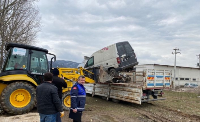 Çevre kirliliğine neden olan hurda araçlar toplanıyor