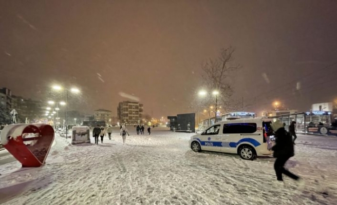 Kocaeli'de kar yağışı etkili oluyor