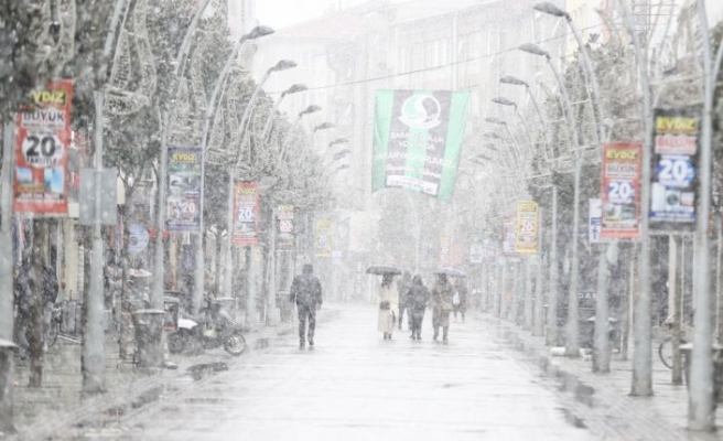 Sakarya ve Kocaeli'de kar yağışı etkili oluyor