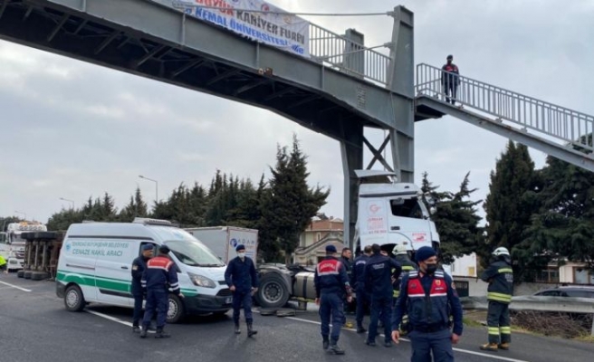 Üst geçidin beton ayağına çarpan tırın sürücüsü öldü