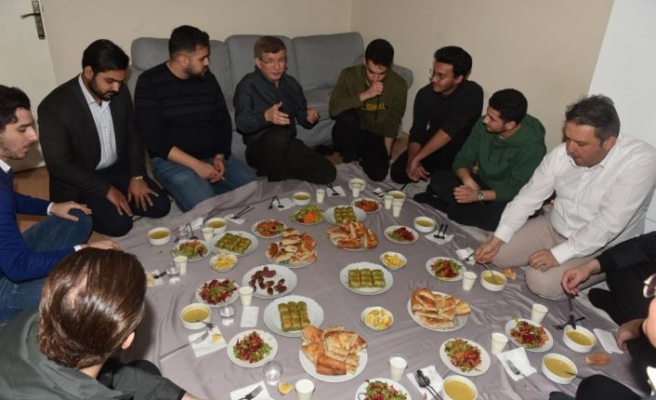 Davutoğlu, iftarda öğrenci evine misafir oldu