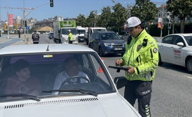 Kadıköy'de dron destekli trafik denetimi