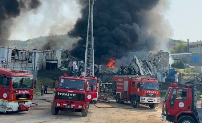 Kocaeli'de plastik fabrikasında yangın çıktı