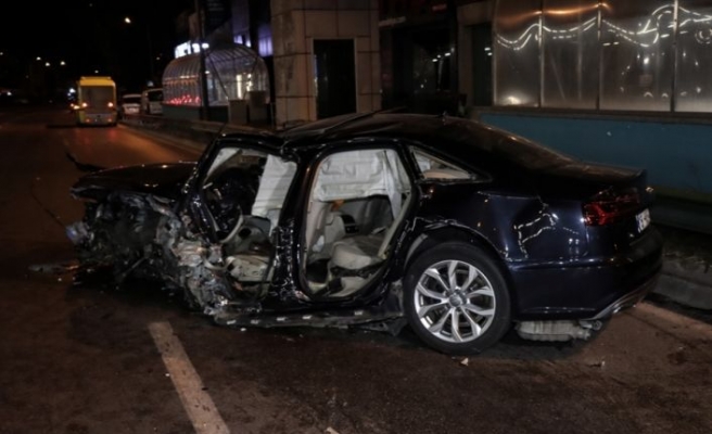 Bursa'da metro hattının duvarına çarpan aracın sürücüsü ağır yaralandı