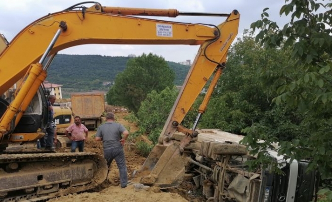 Kocaeli'de devrilen kamyonun sürücüsü yaralandı