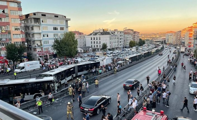 Avcılar'da iki metrobüs çarpıştı