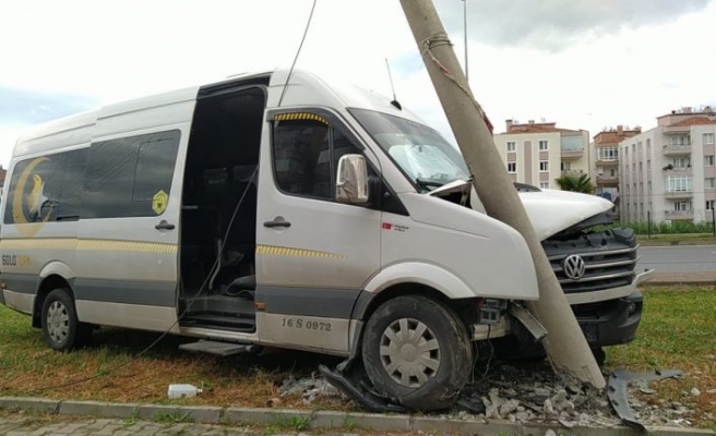 Elektrik direğine çarpan işçi servisindeki 6 kişi yaralandı