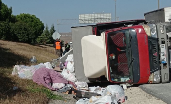 Silivri'de panelvanla çarpışan kamyonet devrildi