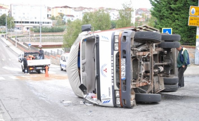 Sultanbeyli'de erzak yüklü kamyonet devrildi