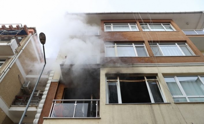 Ev yangınında dumandan etkilenen kadın hastaneye kaldırıldı