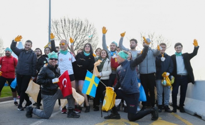 Kadıköy'de koşarken çöp toplama etkinliği yapıldı