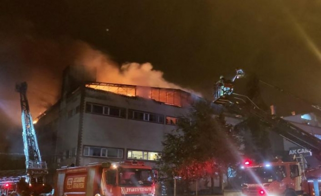 Pendik'te cam fabrikasında yangın çıktı