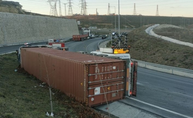 Kocaeli'de devrilen tırın sürücüsü yaralandı