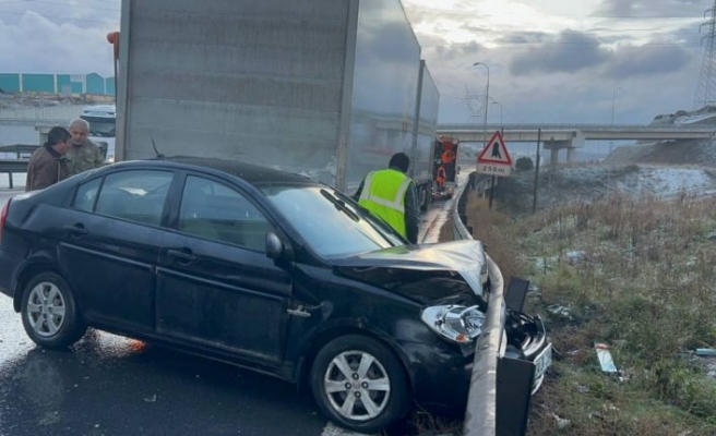 Kaza yapan tıra çarpan otomobildeki 2 kişi yaralandı