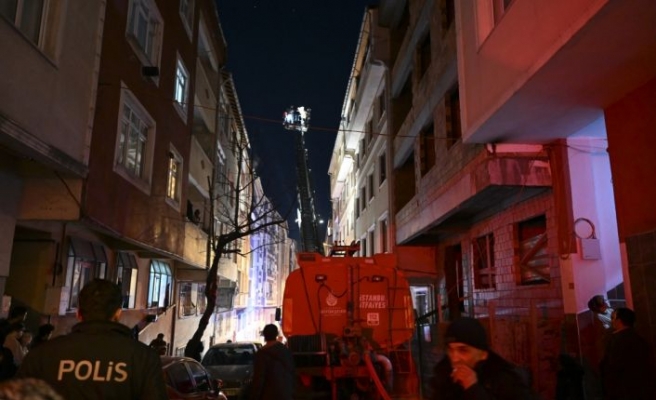 Bağcılar'da çatıda çıkan yangın söndürüldü