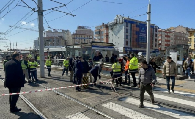 Güngören'de tramvay raydan çıktı