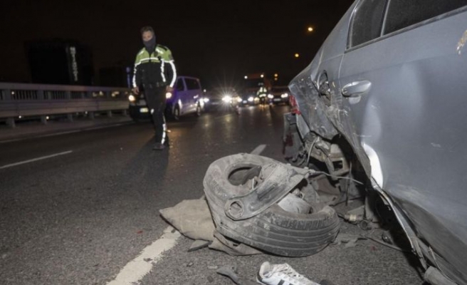 Kaza yapan otomobilini kontrol eden sürücü başka bir aracın çarpması sonucu hayatını kaybetti