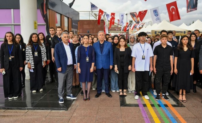 MANSUR YAVAŞ GÖKKUŞAĞI YABANCI DİL EĞİTİM MERKEZİ SERTİFİKA TÖRENİNDE GENÇLERLE BULUŞTU